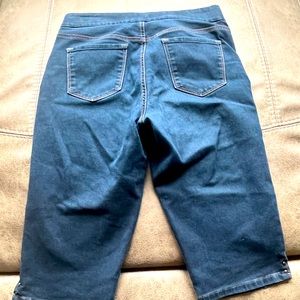 Gloria Vanderbilt capri jeans shorts (size 8) slim